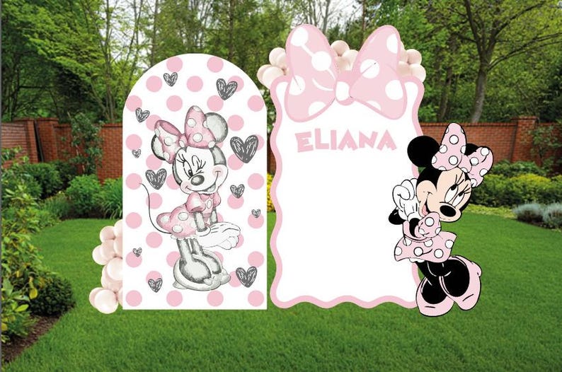 Puede incluir: Dos recortes decorativos con el tema de Minnie Mouse. Uno presenta una ilustraci&oacute;n de Minnie Mouse con lunares rosas y corazones. El otro tiene el nombre "ELIANA" en rosa, con una ilustraci&oacute;n de Minnie Mouse. Ambos tienen acentos rosas y blancos.