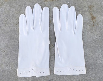 short white gloves with embroidery at wrists vintage 60s