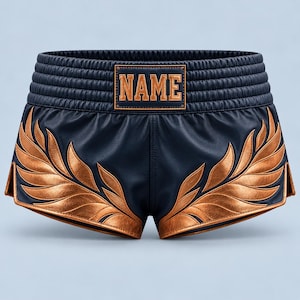 Op de afbeelding: Donkerblauwe sportshort met een brede, geribbelde elastische tailleband en een rechthoekige patch met het woord NAME in dikke, koperkleurige letters. De short is versierd met grote, symmetrische koperkleurige bladpatronen.
