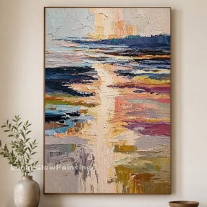 Op de afbeelding: Een verticaal rechthoekig schilderij op canvas met een gestructureerd abstract landschap met dikke impasto penseelstreken. De compositie toont horizontale banden van blauw, roze, geel en grijs, met een centrale verticale lichtgekleurde streep.