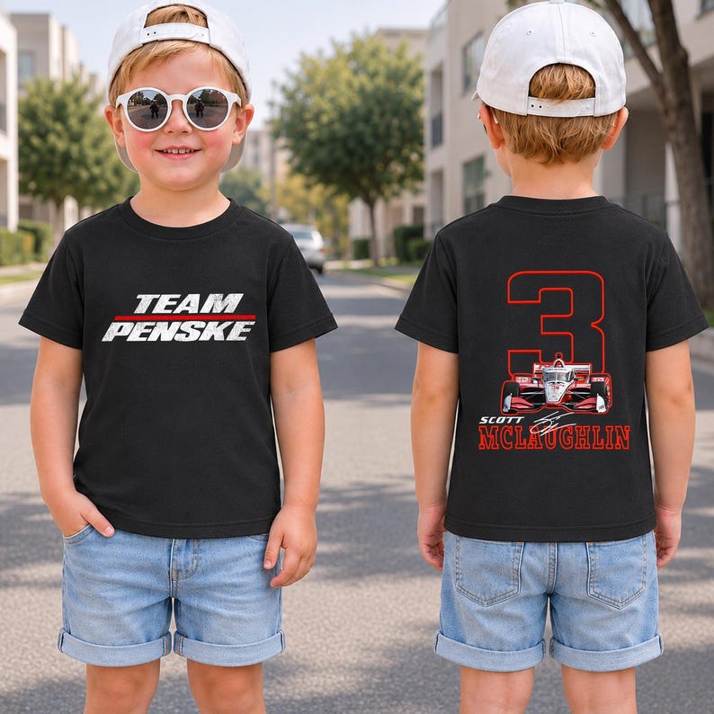 Puede incluir: Una camiseta negra con el texto blanco TEAM PENSKE en la parte delantera. La parte trasera muestra un gran n&uacute;mero 3 rojo, un gr&aacute;fico de coche de carreras rojo y el texto rojo SCOTT MCLAUGHLIN. La camiseta se combina con pantalones cortos de mezclilla azul claro y una gorra blanca.