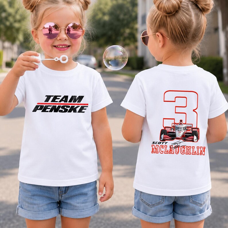 Puede incluir: Una camiseta blanca con el texto negro Team Penske en la parte delantera. La parte trasera muestra un gran n&uacute;mero 3 rojo, un gr&aacute;fico de coche de carreras rojo y blanco, y el texto rojo Scott McLaughlin con una firma bajo la ilustraci&oacute;n del coche.