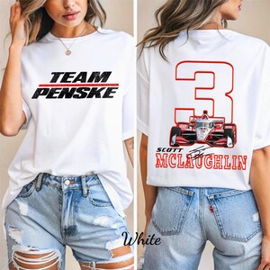 Puede incluir: Una camiseta blanca de manga corta con el texto negro TEAM PENSKE en la parte delantera. La parte trasera muestra un gran n&uacute;mero 3 rojo, un gr&aacute;fico de coche de carreras rojo y blanco, el nombre SCOTT MCLAUGHLIN en rojo y una firma negra.