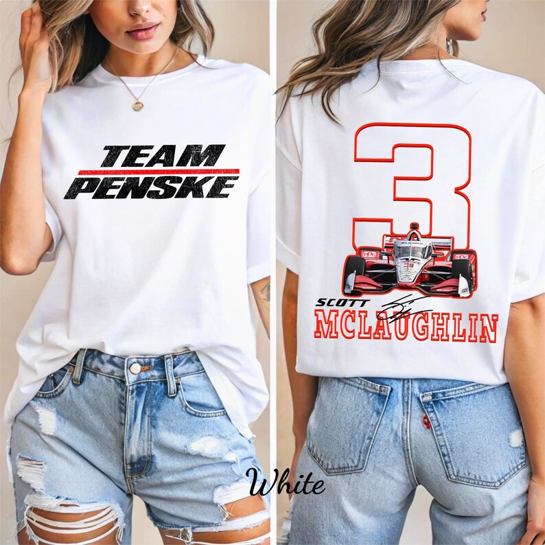 Puede incluir: Una camiseta blanca de manga corta con el texto negro TEAM PENSKE en la parte delantera. La parte trasera muestra un gran n&uacute;mero 3 rojo, un gr&aacute;fico de coche de carreras rojo y blanco, el nombre SCOTT MCLAUGHLIN en rojo y una firma negra.