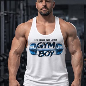 Peut inclure: Débardeur blanc avec le texte "NO QUIT NO LIMIT" au-dessus d'un graphique d'haltère bleu et les mots "GYM BOY". Le débardeur est porté par une personne musclée dans un cadre de salle de sport.