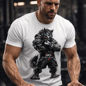 Könnte beinhalten: Weißes T-Shirt mit Rundhalsausschnitt und einem muskulösen Wolf-Grafik mit Boxhandschuhen und dem Text "SKL NO QUIT - NO LIMIT". Der Wolf ist in Schwarz und Grau mit blauen Augen dargestellt. Das T-Shirt wird von einer Person getragen.