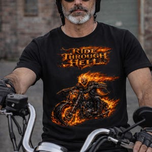 Biker-T-Shirt „Ride Through Hell“ – Flaming Biker – Gildan Softstyle – Unisex-Passform – Schwarz