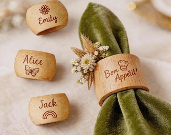 Op maat gegraveerde houten servetringen, gepersonaliseerde naam en pictogram servethouders, dinertafeldecor, housewarming huwelijkscadeau voor haar/hem