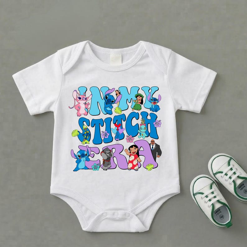 Pode incluir: Um body de beb&eacute; branco de manga curta com uma impress&atilde;o gr&aacute;fica com o texto IN MY STITCH ERA em letras grandes azuis e roxas. O design inclui v&aacute;rias personagens de desenhos animados da franquia Lilo e Stitch.