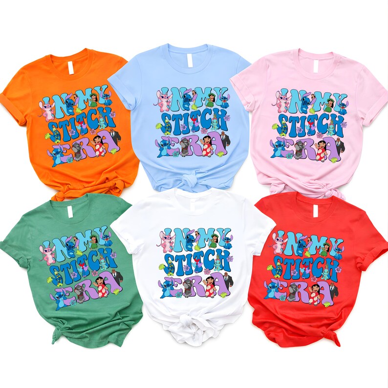 Pode incluir: Uma cole&ccedil;&atilde;o de seis camisetas de manga curta nas cores laranja, azul claro, rosa, verde, branco e vermelho. Cada camiseta apresenta uma estampa gr&aacute;fica com o texto "IN MY STITCH ERA" cercado por v&aacute;rios personagens de desenhos animados.
