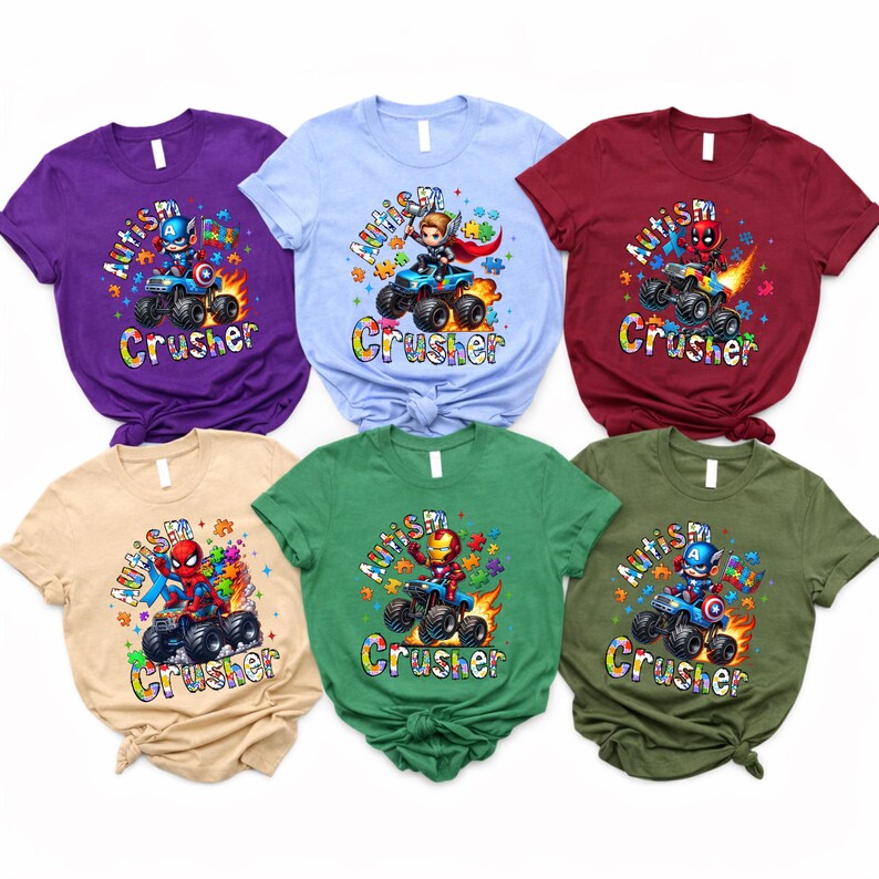Puede incluir: Seis camisetas de manga corta en varios colores, cada una con un gr&aacute;fico de superh&eacute;roe. Los dise&ntilde;os muestran personajes en monster trucks con las palabras "Autism Crusher" en texto colorido. Los colores incluyen morado, azul claro, burdeos, beige, verde y verde oliva.