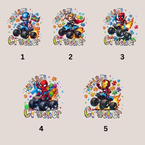 Puede incluir: Cinco dise&ntilde;os gr&aacute;ficos coloridos que muestran superh&eacute;roes en monster trucks. Cada dise&ntilde;o incluye las palabras "Autismo" y "Crusher", con piezas de rompecabezas y efectos de llama. Los personajes son Capit&aacute;n Am&eacute;rica, Thor, Deadpool, Spider-Man e Iron Man.