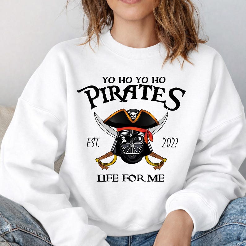 K&ouml;nnte beinhalten: Eine wei&szlig;e Keramiktasse mit schwarzem Henkel und dem Text "But First, Coffee" in handschriftlichem Stil. Die Tasse steht auf einer wei&szlig;en Oberfl&auml;che. Die Tasse ist etwa 10 cm hoch.