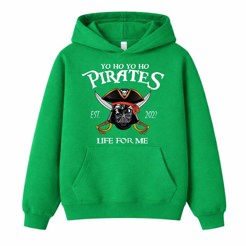 K&ouml;nnte beinhalten: Ein gr&uuml;ner Kapuzenpullover mit einer Vordertasche. Die Grafik zeigt ein Piraten-Design mit dem Text "YO HO YO HO PIRATES" &uuml;ber einem Bild von Darth Vader mit Piratenhut, gekreuzten Schwertern und dem Text "LIFE FOR ME".