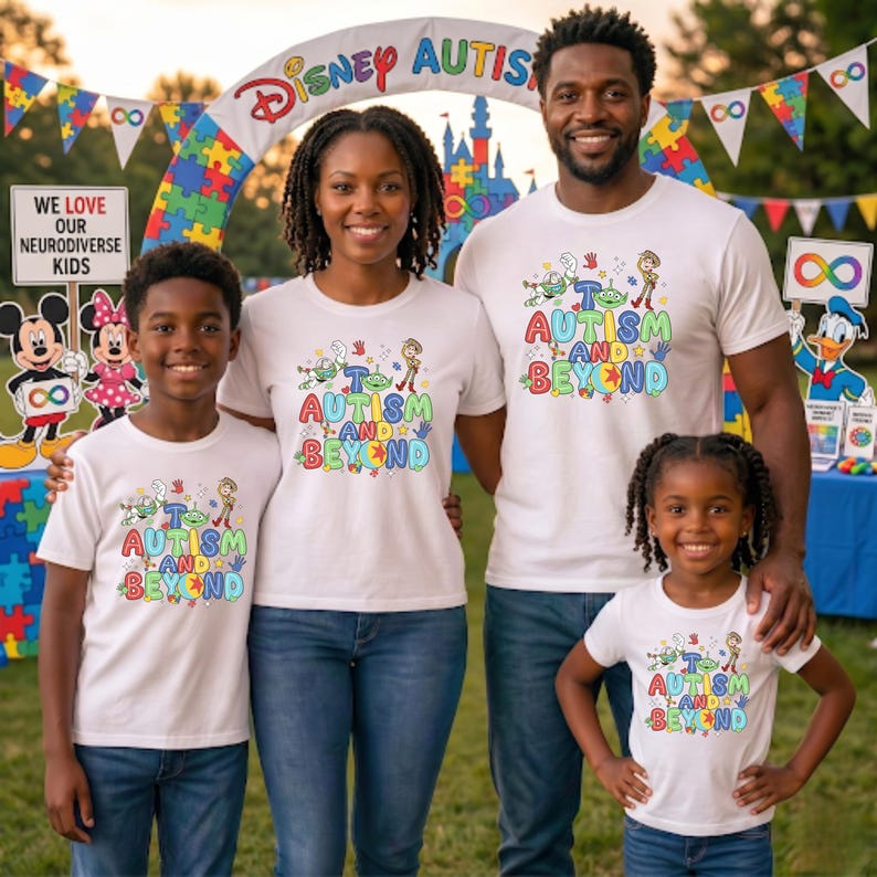 Op de afbeelding: Een gezin van vier draagt witte t-shirts met de tekst "Autisme en verder" in kleurrijke letters. De shirts hebben stripfiguren en een regenboogontwerp. De achtergrond omvat een Disney-boog en borden.