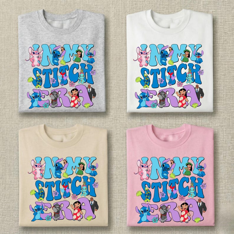 Pode incluir: Quatro t-shirts em cinza claro, branco, bege e rosa claro, cada uma com uma estampa gr&aacute;fica com o texto "IN MY STITCH ERA" em azul e roxo. O design inclui v&aacute;rias personagens de desenhos animados de Lilo e Stitch, flores e folhas.