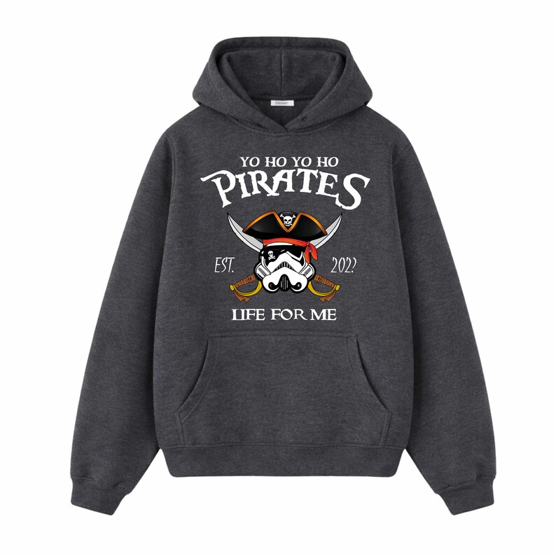 K&ouml;nnte beinhalten: Dunkelgrauer Kapuzenpullover mit Piratenmotiv. Das Design zeigt den Text "YO HO YO HO PIRATES" &uuml;ber einem Piraten-Stormtrooper-Helm, gekreuzten Schwertern und dem Satz "LIFE FOR ME". Der Hoodie hat eine Vordertasche und eine Kapuze.