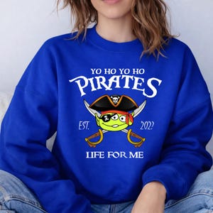 K&ouml;nnte beinhalten: Ein Set aus drei Keramikbechern mit gesprenkelter, matter Oberfl&auml;che. Die Becher sind in Creme-, Hellgrau- und Dunkelgraut&ouml;nen gehalten. Jeder Becher hat ein schlichtes, minimalistisches Design.