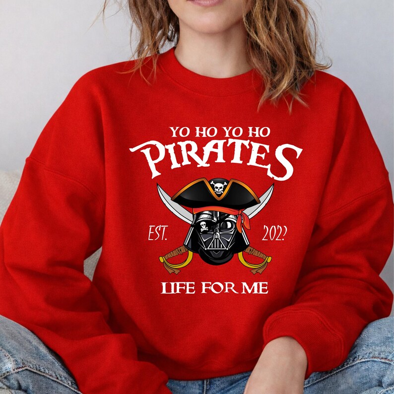 K&ouml;nnte beinhalten: Eine wei&szlig;e Keramik-Tasse mit schwarzem Henkel und dem Text "But First, Coffee" in fetter, schwarzer Schrift. Die Tasse steht vor einem verschwommenen Hintergrund. Die Tasse ist etwa 10 cm hoch.