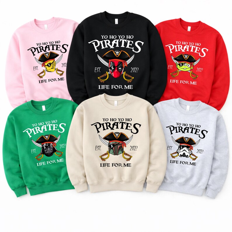 K&ouml;nnte beinhalten: Eine Auswahl an Sweatshirts mit Rundhalsausschnitt in verschiedenen Farben, jeweils mit einem Piraten-Motiv. Das Design beinhaltet den Text "Yo Ho Ho Pirates" mit einem Piratenhut und gekreuzten Schwertern sowie ein Charakterdesign. Die Sweatshirts sind in Pink, Schwarz, Rot, Gr&uuml;n, Beige und Grau erh&auml;ltlich.