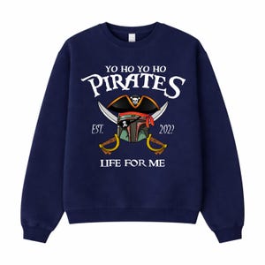 K&ouml;nnte beinhalten: Rustikales Holzschild mit dem Text "Welcome to our home" in wei&szlig;en Buchstaben. Das Schild hat eine Used-Optik und ein schlichtes, einladendes Design, ideal f&uuml;r die Eingangsbereichsdekoration.