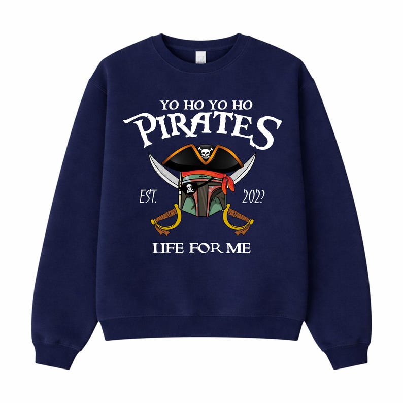 K&ouml;nnte beinhalten: Rustikales Holzschild mit dem Text "Welcome to our home" in wei&szlig;en Buchstaben. Das Schild hat eine Used-Optik und ein schlichtes, einladendes Design, ideal f&uuml;r die Eingangsbereichsdekoration.