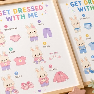 Può includere: Due stampe incorniciate con la scritta "GET DRESSED WITH ME" in lettere colorate. Le stampe presentano illustrazioni di un coniglietto che indossa diversi capi di abbigliamento, tra cui biancheria intima, pantaloni, camicie, calzini, scarpe e una giacca. Le illustrazioni sono in colori pastello.