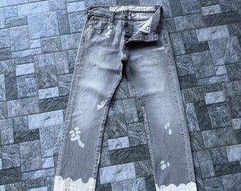 Spodnie jeansowe Levi's 501 z rozporkiem na guziki, w kolorze spranego czarnego jeansu, szerokość 30,5 cm