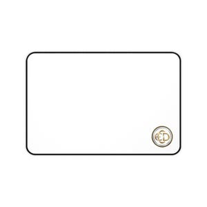 Peut inclure: Tapis de souris rectangulaire blanc avec une bordure noire et un emblème doré dans le coin inférieur droit. L'emblème présente les lettres entrelacées "C" et "D".