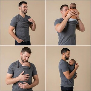 Peut inclure: Un t-shirt gris &agrave; col en V avec un porte-b&eacute;b&eacute; int&eacute;gr&eacute;. Le t-shirt a une poche sur la poitrine et est con&ccedil;u pour tenir un b&eacute;b&eacute; pr&egrave;s du parent. L'image montre le t-shirt port&eacute; par une personne avec un b&eacute;b&eacute; &agrave; l'int&eacute;rieur.