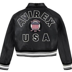 K&ouml;nnte beinhalten: Eine wei&szlig;e Keramik-Tasse mit schwarzem Henkel und dem Text "But First, Coffee" in fetter, schwarzer Schrift. Die Tasse fasst wahrscheinlich 325-440 ml, ideal f&uuml;r ein morgendliches Getr&auml;nk. Das Design ist schlicht und modern.