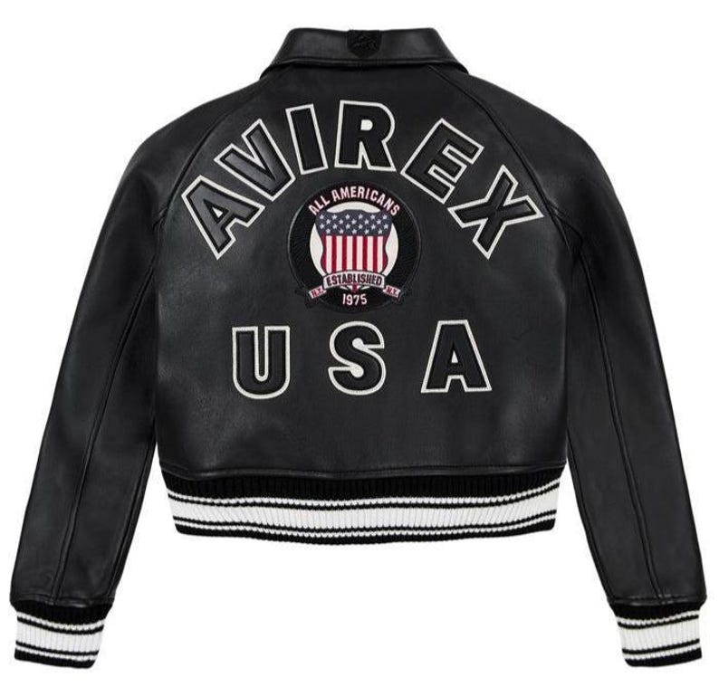 K&ouml;nnte beinhalten: Eine wei&szlig;e Keramik-Tasse mit schwarzem Henkel und dem Text "But First, Coffee" in fetter, schwarzer Schrift. Die Tasse fasst wahrscheinlich 325-440 ml, ideal f&uuml;r ein morgendliches Getr&auml;nk. Das Design ist schlicht und modern.