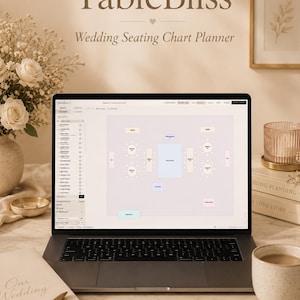 Può includere: Un laptop che mostra un planner di tableau di nozze, con il testo "TableBliss" e "Wedding Seating Chart Planner". Il laptop è su una superficie di marmo, con un taccuino, una penna e una tazza di caffè. Un vaso di rose bianche è sullo sfondo.
