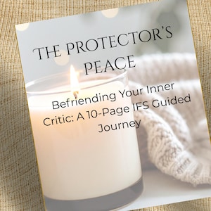 Könnte beinhalten: Eine brennende Kerze in einem Glas mit dem Text "THE PROTECTOR'S PEACE" und "Befriending Your Inner Critic: A 10-Page IFS Guided Journey." Eine weiche, weiße Decke befindet sich im Hintergrund.
