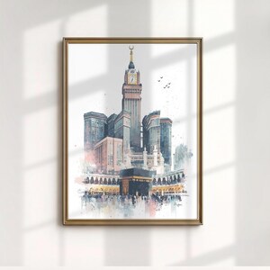 Pode incluir: Impressão em aquarela de uma paisagem urbana com uma alta torre do relógio com uma lua crescente, rodeada por edifícios e uma estrutura preta central. A obra de arte é emoldurada em uma moldura dourada e colocada contra uma parede branca.