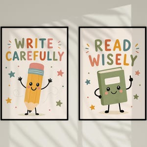 Könnte beinhalten: Zwei gerahmte Wandbilder mit cremefarbenem Hintergrund. Das linke Bild zeigt einen gelben Bleistift mit dem Text WRITE CAREFULLY. Das rechte Bild zeigt ein grünes Buch mit dem Text READ WISELY. Beide sind mit bunten Sternen verziert.