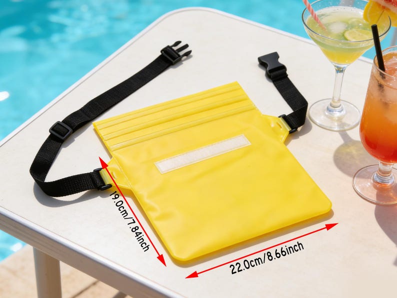 Op de afbeelding: Een felgele waterdichte tas, 22,0 cm breed en 19,0 cm hoog, met een zwarte verstelbare riem en gespsluiting. De tas heeft een witte rechthoekige patch aan de voorkant. De tas is ontworpen om items tegen water te beschermen.