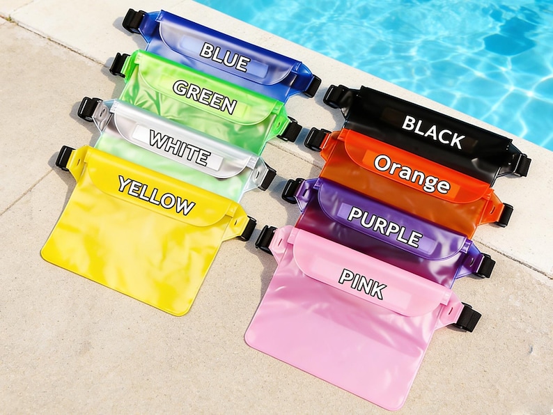 Op de afbeelding: Een verzameling waterdichte heuptassen in verschillende kleuren, waaronder blauw, groen, wit, geel, zwart, oranje, paars en roze. Elke tas heeft een zwarte verstelbare riem en de kleurnaam staat erop.