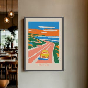 Könnte beinhalten: Gerahmter Kunstdruck mit einem gelben Auto auf einer rosa Straße entlang einer Küstenlinie. Der Himmel ist blau und orange. Die Worte "ENDLESS ROADS" sind unten im Bild gedruckt.