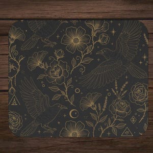 Dunkel schwarz und Gold Gothic Witchy mystische Rabe und schwermütige Apotheker Blumenmuster Gaming Mauspad | Schreibtischunterlage
