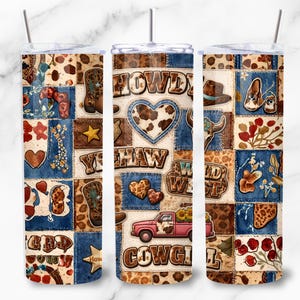 Può includere: Tre bicchieri isolati in acciaio inossidabile con un design patchwork. Il design include toppe in denim, pelle di mucca e pelle marrone con grafica a tema cowboy e le parole "Howdy", "Yeehaw" e "Cowgirl".