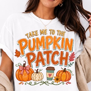 Könnte beinhalten: Ein weißes T-Shirt mit dem orange-braunen Schriftzug "TAKE ME TO THE PUMPKIN PATCH", verziert mit Illustrationen von zwei orangefarbenen Kürbissen, einem gepunkteten weißen Kürbis, einem Kaffeebecher mit Herz und herbstlichen Blättern.