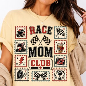 Könnte beinhalten: Ein hellgelbes T-Shirt mit einem Grafikdruck und dem Text RACE MOM CLUB. Das Design enthält briefmarkenartige Rahmen mit einem Rennhelm, einem Rennwagen, einem Blitz, einem Reifen, einer Zielflagge, einem Kaffeebecher, der Zahl 22 und einem Pokal.