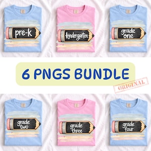 Op de afbeelding: Een bundel van zes t-shirts in lichtblauw en roze, elk voorzien van een afbeelding van een potlood met een schoolbord in het midden. De tekst op de potloden luidt respectievelijk pre-k, kindergarten, grade one, grade two, grade three en grade four.