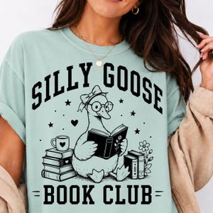 PNG del Club de Lectura del Ganso Tonto, Gráfico Divertido del Ganso Leyendo, PNG para Amantes de los Libros, Diseño de Camiseta para Lectores, PNG de Club de Lectura Retro, Descarga Digital