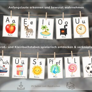 K&ouml;nnte beinhalten: Lernkarten an einer Schnur mit Holzklammern, die deutsche Buchstaben und passende Illustrationen wie Apfel, Esel, Insel, Ofen, Uhr, Schiff, &Uuml;berraschung, Sonne, Pfau, Lolli und Fu&szlig;ball zeigen, inklusive Texten wie Anfangslaute erkennen.