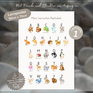 Op de afbeelding: Een witte educatieve poster getiteld Mein tierisches Alphabet met de letters A tot en met Z, elk gecombineerd met een kleurrijke aquarelillustratie van een dier. De poster meet 50cm x 70cm en bevat de tekst Lernposter en Lernstufe 1.