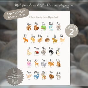 Op de afbeelding: Een witte educatieve poster van 50cm x 70cm met de titel Mein tierisches Alphabet. Het toont het alfabet van A tot Z, waarbij elke letter vergezeld gaat van een kleurrijke aquarelillustratie van een dier en de naam in Duitse tekst.