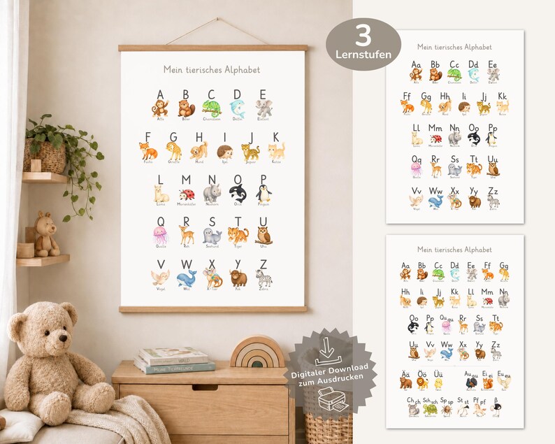 Op de afbeelding: Een witte wandposter met de titel Mein tierisches Alphabet met kleurrijke aquarelillustraties van dieren die corresponderen met elke letter van het alfabet van A tot Z, in een houten lijst met een ophangkoord aan de bovenkant.