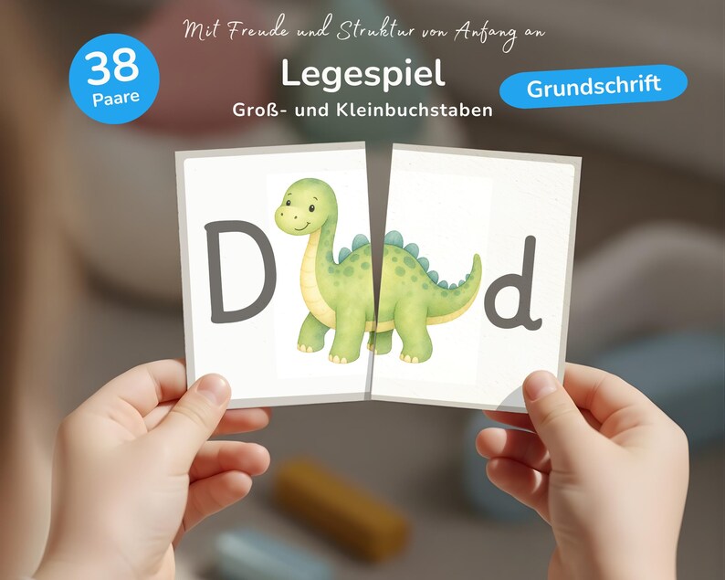 K&ouml;nnte beinhalten: Ein Legespiel mit 38 Paaren aus Karten, die Gro&szlig;- und Kleinbuchstaben sowie eine gr&uuml;ne Dinosaurier-Illustration zeigen. Die Karten enthalten den Text Mit Freude und Struktur von Anfang an, Legespiel, Gro&szlig;- und Kleinbuchstaben, Grundschrift.